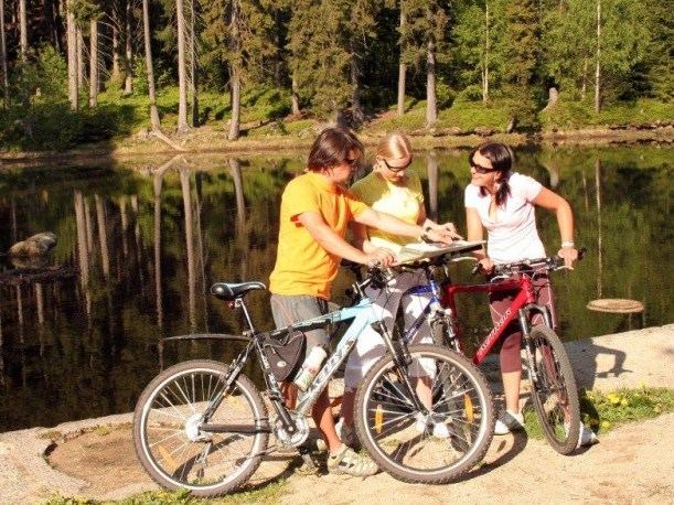 Cyklisté u rybníka pod Kletí